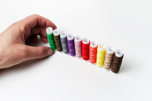 Mâini care brodează